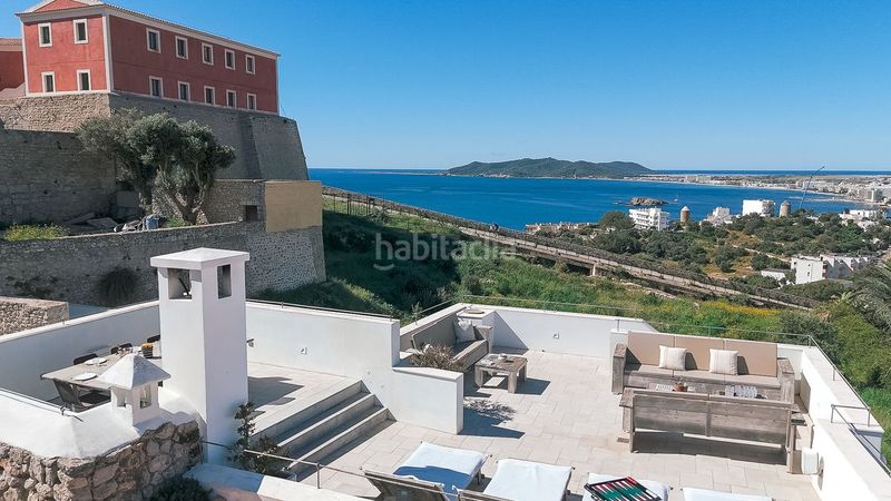Foto eccbf68d-867e-4382-ac0f-85ff266ee1c1. Casa adossada amb calefacció aparcament a Dalt Vila-La Marina Ibiza