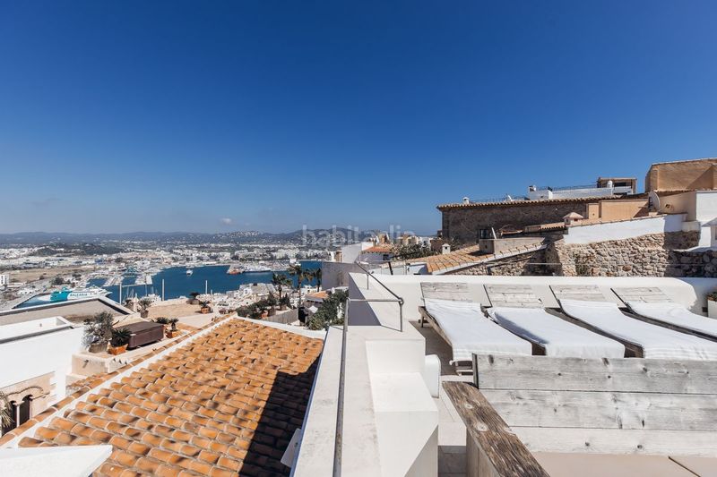 Foto fd216566-f4f8-4cdd-a631-a7b4b3da74aa. Casa adossada amb calefacció aparcament a Dalt Vila-La Marina Ibiza