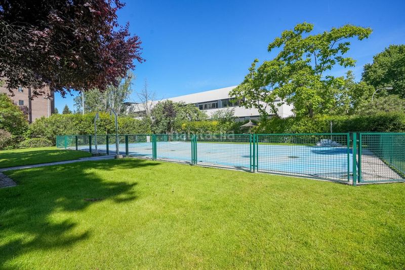 Foto ad3884d6-a83f-4516-86a0-54021723b6c6. Pis amb calefacció aparcament piscina a Mirasierra Madrid