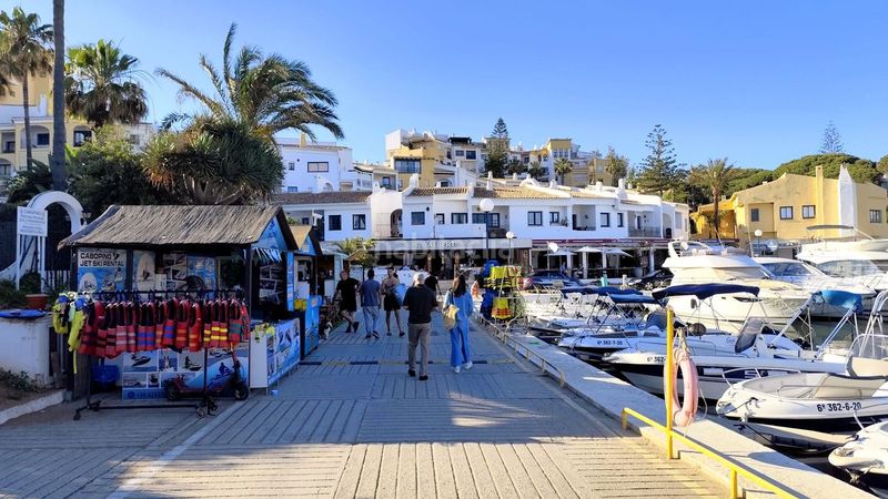 Foto e47e72c2-a6c7-4f01-baa8-127003b18f0b. Pis amb calefacció aparcament piscina a Cabopino - Artola Marbella
