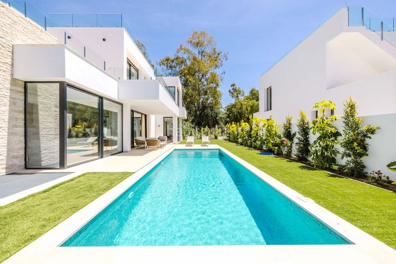 Foto 584cefd3-e7e2-42f0-ba41-230317b42d64. Casa amb calefacció aparcament piscina a Nueva Atalaya Estepona