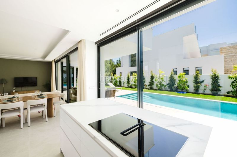 Foto 8f9a8164-8bf4-4131-b190-5be465862f24. Casa amb calefacció aparcament piscina a Nueva Atalaya Estepona