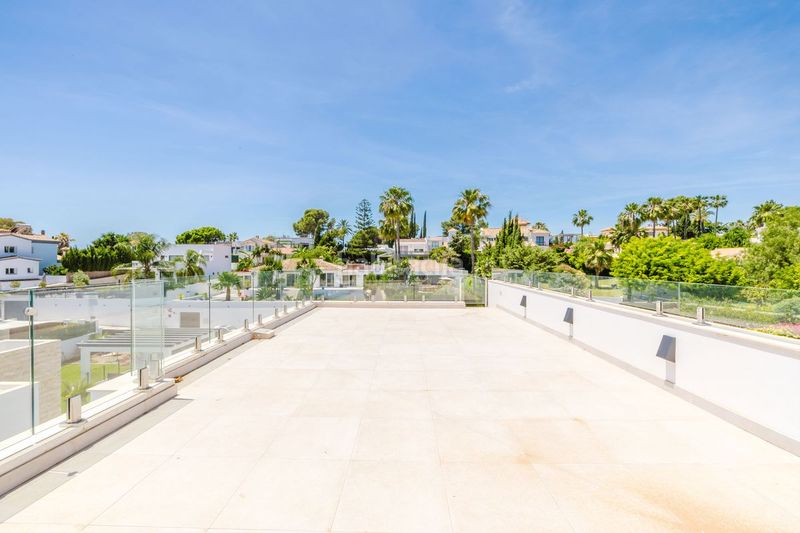 Foto e2d8e3b2-48fe-477d-a4ef-fcf5c49c1122. Casa amb calefacció aparcament piscina a Nueva Atalaya Estepona