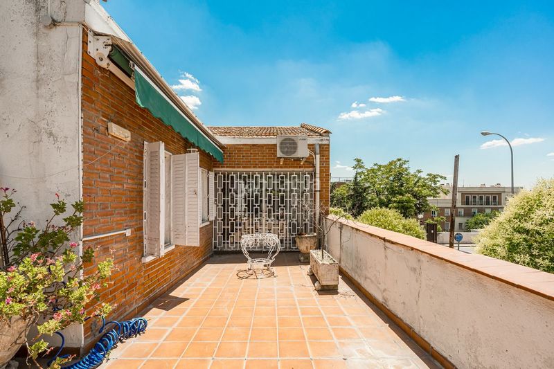 Foto b6687771-2c82-43f7-8342-685a80705b8c. Casa amb calefacció aparcament a Jerónimos Madrid
