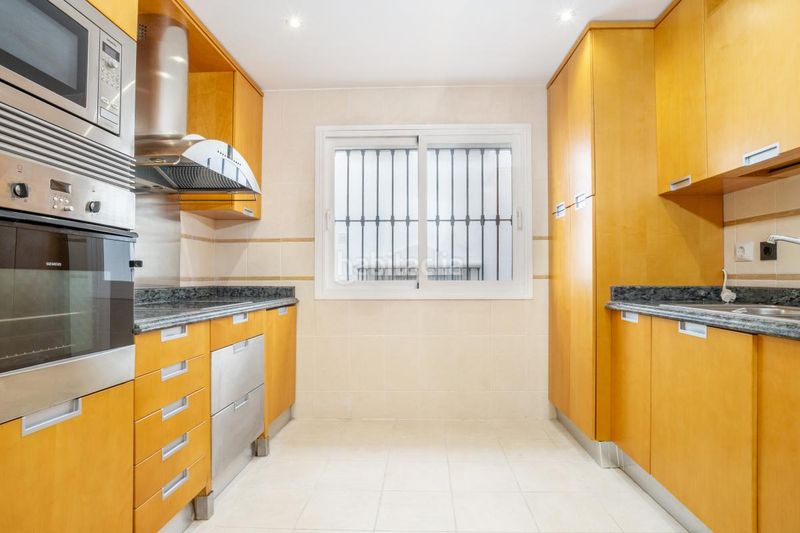 Foto 48b1850d-f28b-4738-b648-9901149d7f4a. Planta baixa amb calefacció aparcament piscina a Marbella