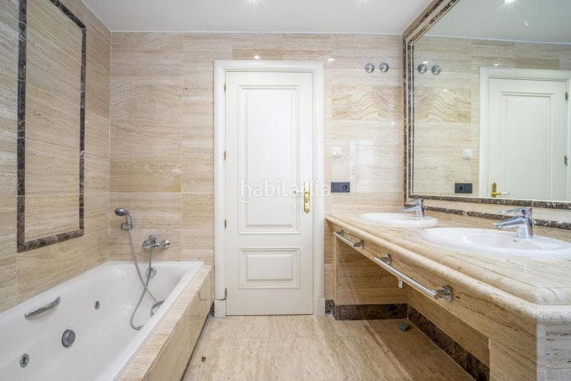 Foto b589b3bd-7f4f-4772-9385-d4558f903db1. Planta baixa amb calefacció aparcament piscina a Marbella