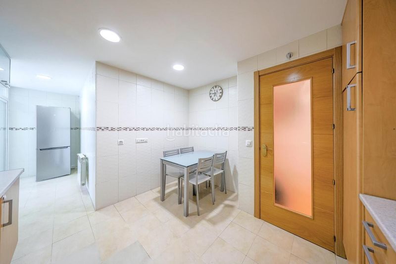 Foto 07da8f8b-b4e9-4333-aedf-2f99ab49b59f. Pis amb calefacció aparcament piscina a Sanchinarro Madrid