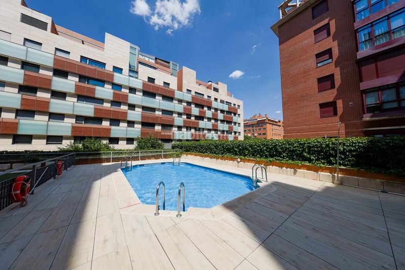 Foto 6aeb8eb4-8ad4-42cc-bfe2-142f11c76ee6. Pis amb calefacció aparcament piscina a Sanchinarro Madrid
