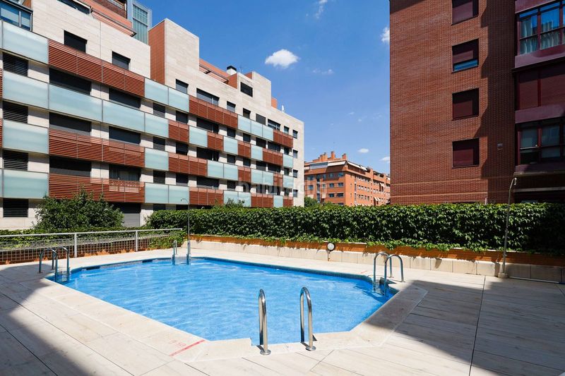 Foto a706e2ac-b337-4a44-bd65-3271f5e1a78f. Pis amb calefacció aparcament piscina a Sanchinarro Madrid