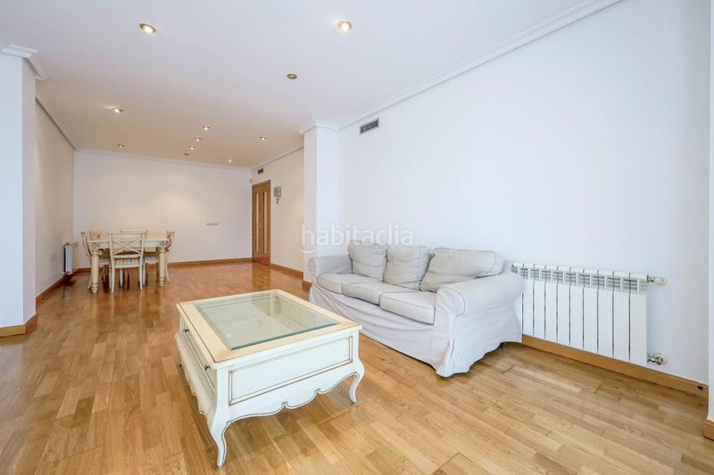 Foto a77d1838-39d8-4e75-a29e-00710275c2a2. Pis amb calefacció aparcament piscina a Sanchinarro Madrid