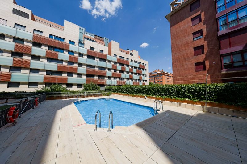 Foto ba6f7b62-5b3d-46f3-be6d-7605cd34b425. Pis amb calefacció aparcament piscina a Sanchinarro Madrid