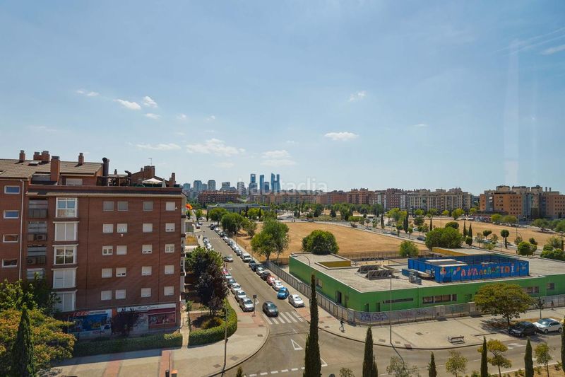 Foto e581f699-5fea-4d91-8878-2f2a39a53f2a. Pis amb calefacció aparcament piscina a Sanchinarro Madrid