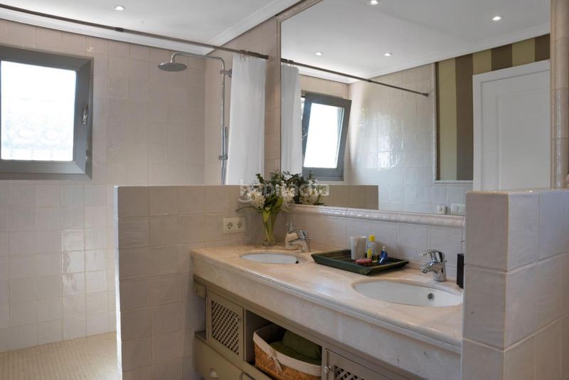 Foto 58a67ca8-a0a2-4b48-b64f-a82e4efaa1ea. Casa amb calefacció aparcament piscina a Los Monteros Marbella