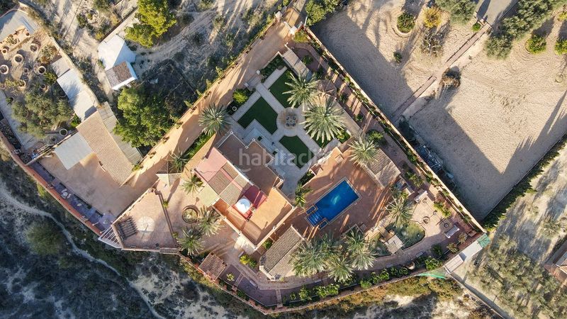 Foto 06b929f6-9790-42ec-b7e9-db9679eb3e60. Casa amb calefacció aparcament piscina a Jubalcoi Elche / Elx