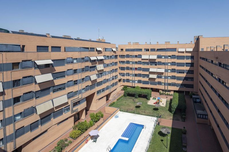 Foto c8bab0cc-3a28-4848-b515-b6d8f7c3d233. Àtic amb calefacció aparcament piscina a Rejas Madrid