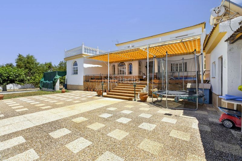 Foto f530da0b-c605-4367-9fee-5c4b9df01475. Casa amb calefacció aparcament piscina a Carmona