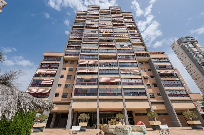 Foto 086a6577-0ed6-4628-9b2e-4acbd04198f7. Pis amb calefacció piscina a Playa Poniente Benidorm
