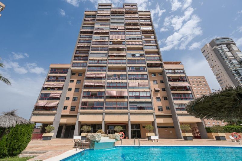 Foto 69b9f8b3-7ab9-4a25-93f8-ad326b23b1d3. Pis amb calefacció piscina a Playa Poniente Benidorm