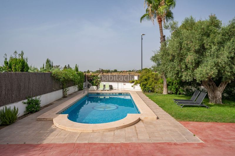 Foto 80f402bd-9a4b-4940-b339-c0252b8d790a. Xalet amb calefacció aparcament piscina a Los Girasoles Sant Vicent del Raspeig