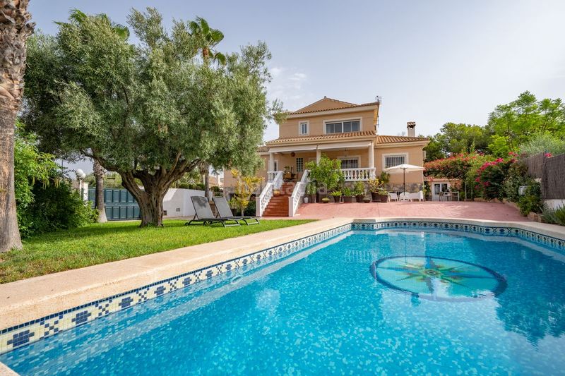 Foto f222e8d0-bc6a-49c4-940c-8cd2b2ef361f. Xalet amb calefacció aparcament piscina a Los Girasoles Sant Vicent del Raspeig