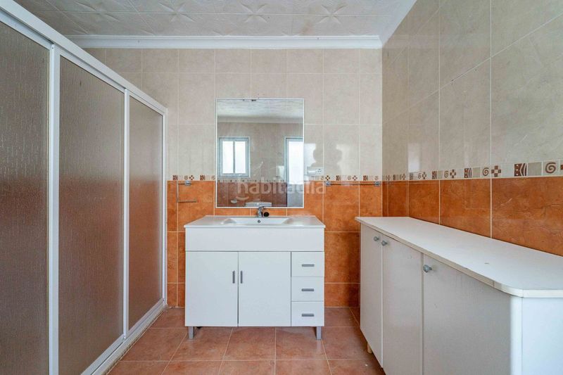Foto c741e2a1-f976-40d5-a774-48499348b1f0. Casa aparellada amb calefacció a Benamargosa