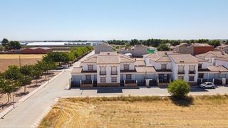 Casa adossada a Calle Cabernet