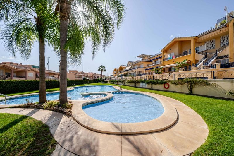 Foto f259f514-1acb-4ff1-ad6e-c35d2a19544c. Dúplex amb calefacció aparcament piscina a Novamar - Mediterráneo Santa Pola