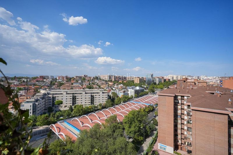 Foto f541d249-d12c-436a-b4d7-3bc53eeec235. Àtic amb calefacció aparcament piscina a Peñagrande Madrid