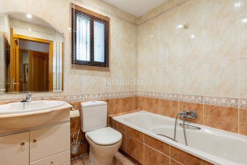 Foto 19f0ef5f-71fd-4073-b787-8bf44250a654. Casa aparellada amb calefacció aparcament a Alaquàs
