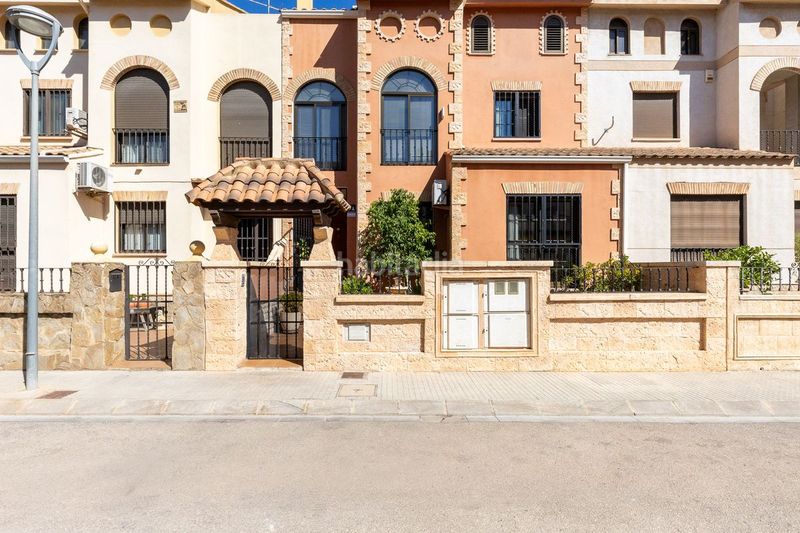 Foto 41cbaf42-5387-4897-b042-aef838df50cb. Casa aparellada amb calefacció aparcament a Alaquàs