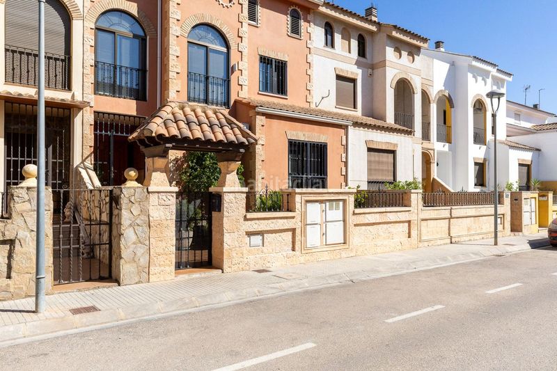 Foto f522de87-58ab-402c-934b-6f275d0c60c9. Casa aparellada amb calefacció aparcament a Alaquàs