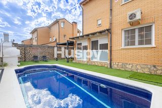 Casa aparellada  Calle ramón m. del valle inclán