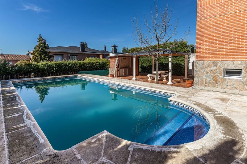 Foto 2a680216-6956-4742-a74e-eeb9f452df63. Casa aparellada amb calefacció aparcament piscina a Villalbilla