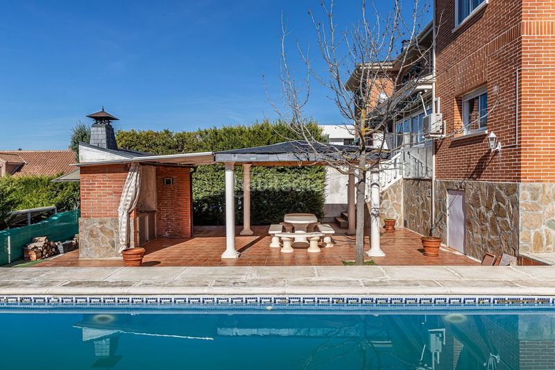 Foto c40f8d03-137c-444c-9980-94f2a872595c. Casa aparellada amb calefacció aparcament piscina a Villalbilla