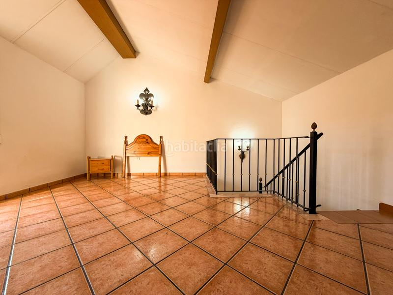 Foto 2f23d89a-3c19-4f9e-8ec6-2eb23d35d1e2. Casa adossada amb aparcament a San José-Los Metales Sagunt