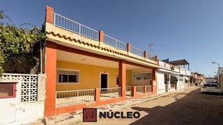 Casa adosada  Carrer pintaet. Casa de 176 m² con patio y gran terraza superior junto a la play