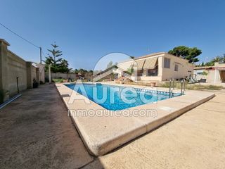 Casa en Fontcalent. Chalet con dos edificaciones, piscina y barbacoa en parcela de 1