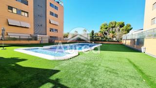 Pis a Centro. Pisazo de 3 habitaciones con garaje, trastero y piscina junto a