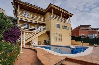 Casa  Carrer cretas. Hermosa casa en viladecans, cerca a la playa