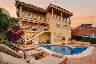 Maison  Carrer cretas. Hermosa casa en viladecans, cerca a la playa