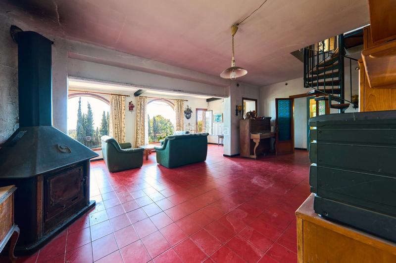 Foto 6a05ecb6-9c6a-45b9-82d1-8dc2509f715b. Maison avec cheminée parking piscine dans Montmar Castelldefels