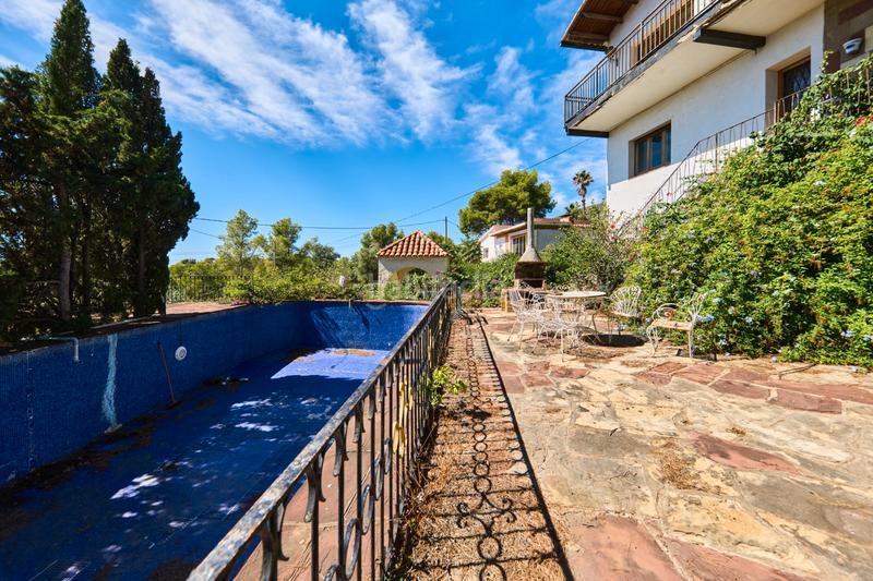 Foto 6b75a48b-98fb-4105-b59d-be32a4d95ee1. Maison avec cheminée parking piscine dans Montmar Castelldefels