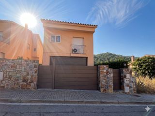 Reihenhaus  Camí del cementiri. Casa con piscina en dosrius