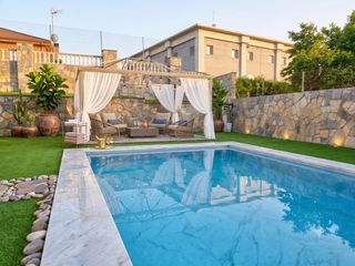 Xalet  Carrer d'europa. Chalet con piscina, barbacoa y amplios espacios interiores