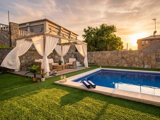 Chalet  Carrer d'europa. Chalet con piscina, barbacoa y amplios espacios interiores