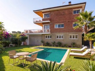 Chalet  Carrer dels avellaners. Vivienda con piscina y vistas abiertas en sant just desvern