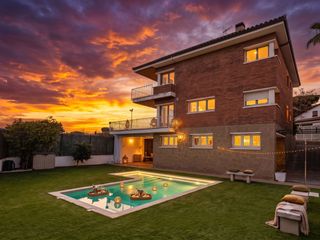 Xalet  Carrer dels avellaners. Vivienda con piscina y vistas abiertas en sant just desvern