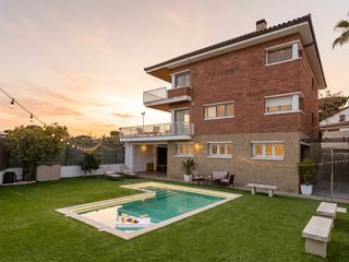 Chalet  Carrer dels avellaners. Vivienda con piscina y vistas abiertas en sant just desvern