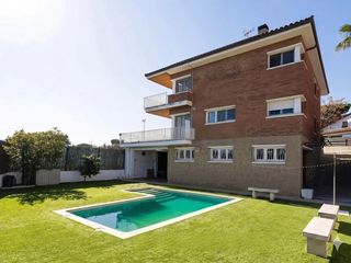 Chalet  Carrer dels avellaners. Vivienda con piscina y vistas abiertas en sant just desvern