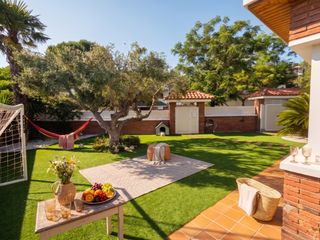 Chalet  Carrer dels avellaners. Vivienda con piscina y vistas abiertas en sant just desvern